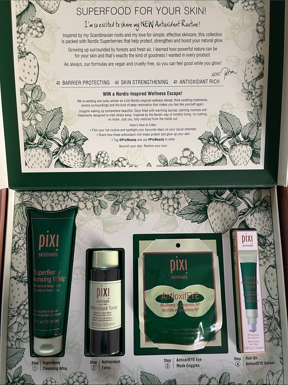 Pixi skintreats Green SuperBerry Antioxidant Skincare Set
